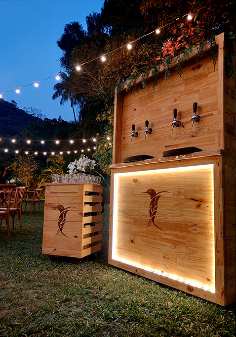 Estação Rústica de chopp para casamento da Colibrew